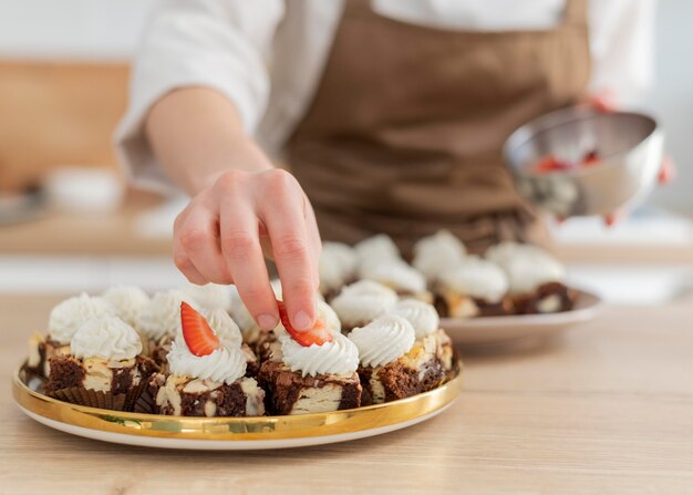 Schließen Sie herauf Hand, die Erdbeere hält