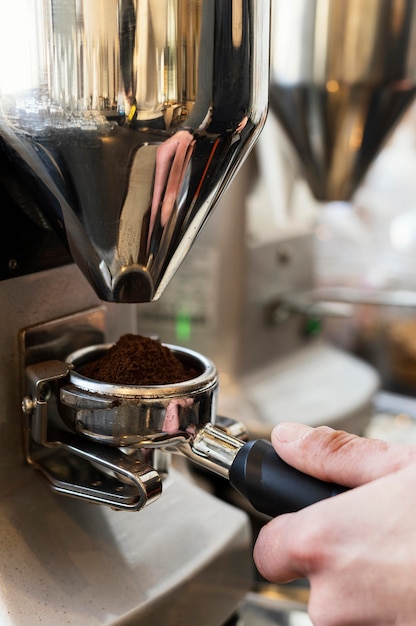 Schließen sie herauf hand, die kaffee vorbereitet