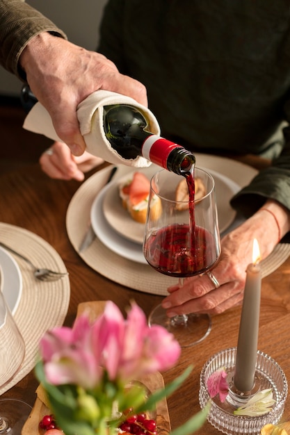 Kostenloses Foto schließen sie herauf hand, die wein gießt