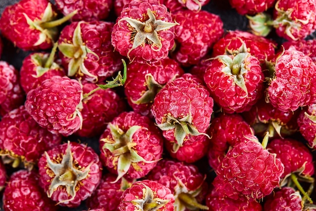 Schließen Sie herauf Haufen frischer Himbeeren auf dunklem Hintergrund.