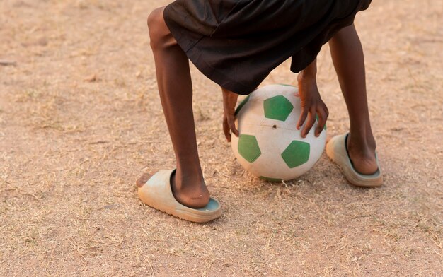 Schließen Sie herauf Junge mit Fußball