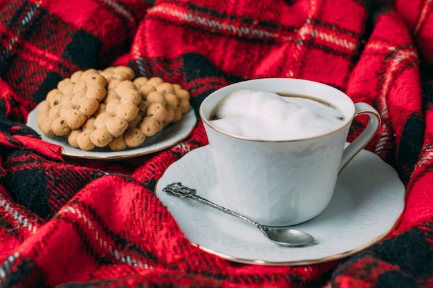 Schließen Sie herauf Kaffeetasse mit Schaum