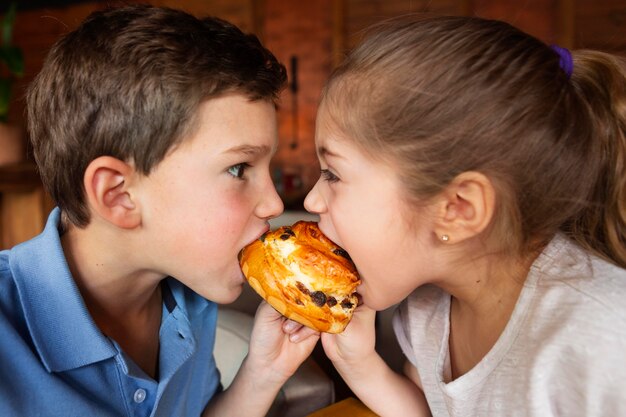 Schließen Sie herauf Kinder, die Nachtisch essen