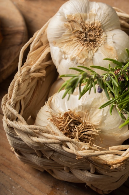 Schließen Sie herauf Knoblauch im Korb