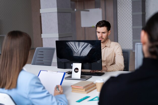 Schließen Sie herauf Leute, die im Büro arbeiten