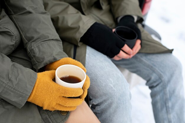 Schließen Sie herauf Leute, die Kaffeetassen halten