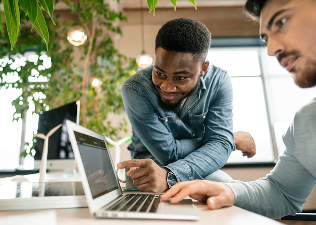 Schließen Sie herauf Männer, die Laptop betrachten