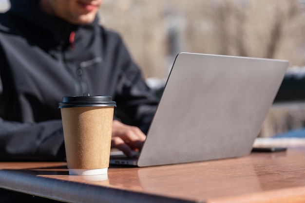 Schließen Sie herauf Mann, der auf Laptop tippt