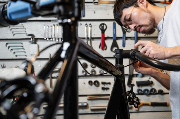 Schließen Sie herauf Mann, der Fahrrad repariert