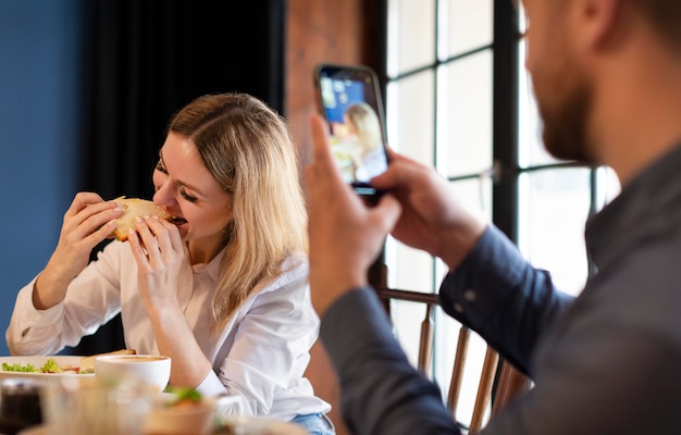 Schließen Sie herauf Mann, der Fotos mit Telefon macht