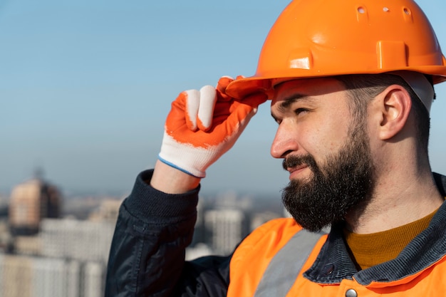 Schließen Sie herauf Mann, der Helm zum Schutz trägt