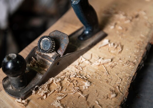 Schließen Sie herauf Mann, der mit Holz arbeitet