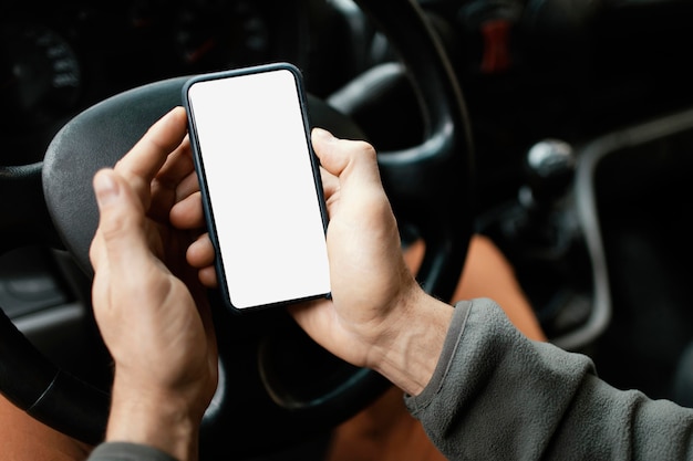 Schließen Sie herauf Mann im Auto mit Handy