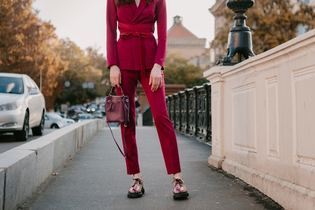 Schließen Sie herauf Modedetails der stilvollen Frau im lila Anzug, der in Stadtstraße geht, Frühlingssommer-Herbstsaison-Modetrend, der Geldbörse hält