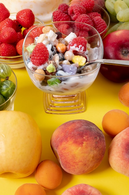 Schließen Sie herauf musli Joghurt mit Anordnung der frischen Früchte