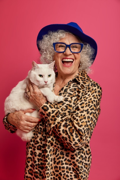 Schließen Sie herauf Porträt der glücklichen faltigen modischen Oma mit der schönen Katze