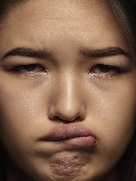 Kostenloses Foto schließen sie herauf porträt der jungen und emotionalen chinesischen frau. hochdetailliertes fotoshot eines weiblichen models mit gepflegter haut und strahlendem gesichtsausdruck. konzept menschlicher emotionen. sieht traurig und beleidigt aus.