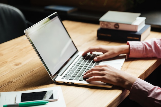 Schließen Sie herauf Porträt der männlichen Hände, die auf Laptop-Computer tippen