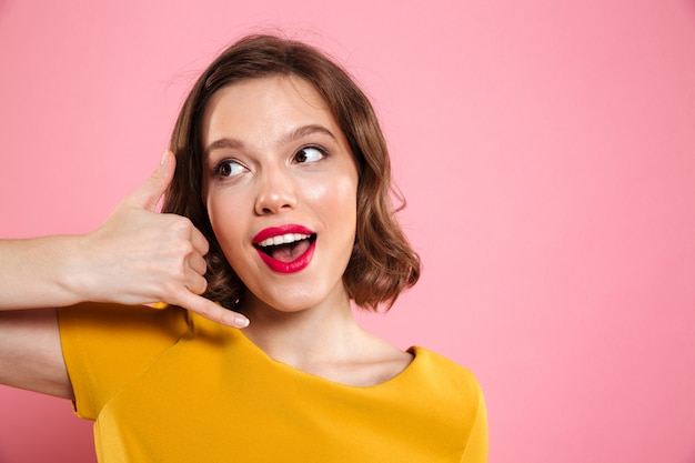 Schließen Sie herauf Porträt einer jungen Frau mit Make-up