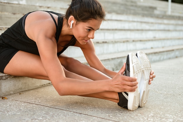 Schließen Sie herauf Porträt einer lächelnden Fitnessfrau