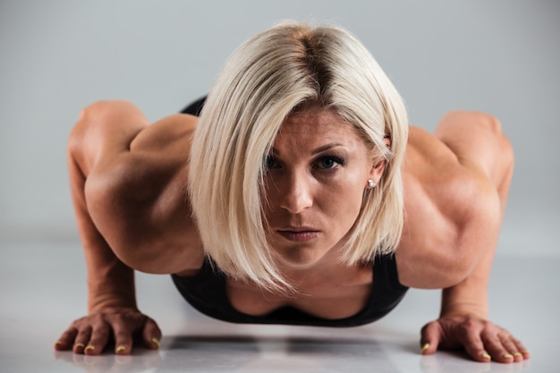 Schließen Sie herauf Porträt einer selbstbewussten muskulösen erwachsenen Sportlerin