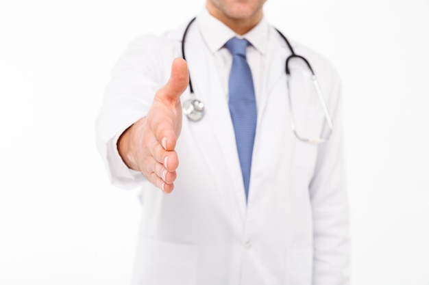 Schließen Sie herauf Porträt eines männlichen Doktors mit Stethoskop