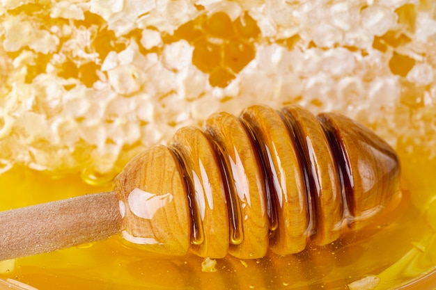 Schließen Sie herauf Schöpflöffel mit Bienenwabe