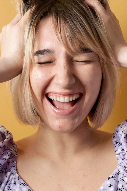 Kostenloses Foto schließen sie herauf smiley frau, die aufwirft