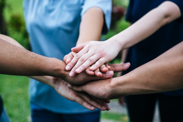 Schließen Sie herauf Teamstudentteamwork-Stapelhände zusammen. Startup, Erfolgskonzept.