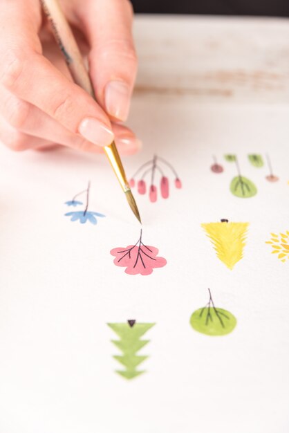 Schließen Sie herauf von verschiedenen bunten Blumen Naturdesign gemalt mit Pinsel und Aquarellen auf Papier