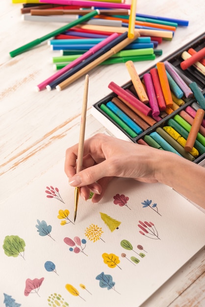 Schließen Sie herauf von verschiedenen bunten Blumen Naturdesign gemalt mit Pinsel und Aquarellen auf Papier