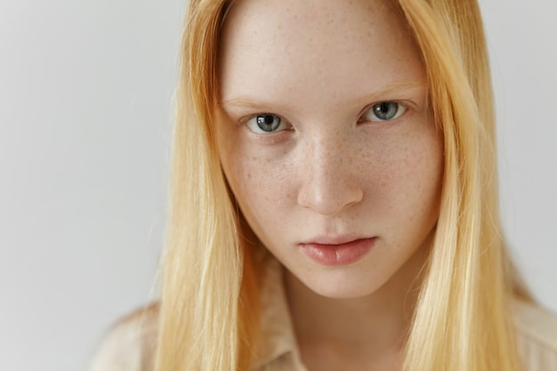 Kostenloses Foto schließen sie hochdetaillierte innenaufnahme des außergewöhnlichen wunderschönen europäischen blonden mädchens mit sauberer gesunder sommersprossiger haut und blauen augen