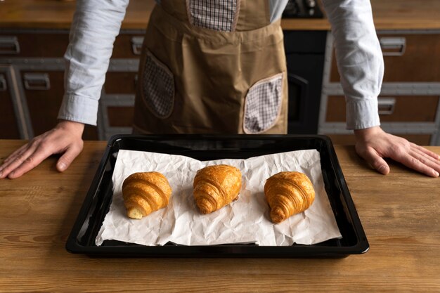 Schließen Sie köstliche Croissants auf Tablett