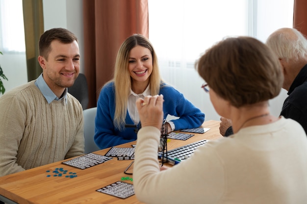 Schließen Sie Leute, die Bingo spielen