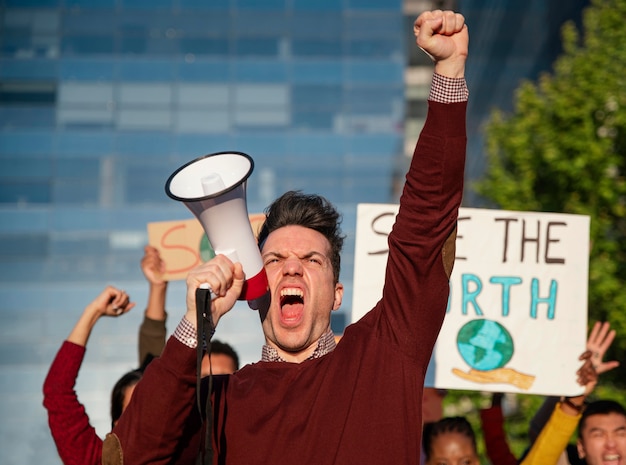 Schließen Sie Leute, die draußen protestieren