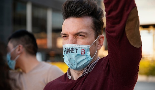 Schließen Sie Leute, die mit Gesichtsmasken protestieren