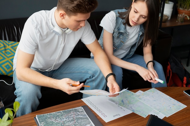 Schließen Sie Leute, die zusammen eine Reise planen