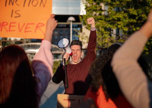 Kostenloses Foto schließen sie leute, die zusammen protestieren