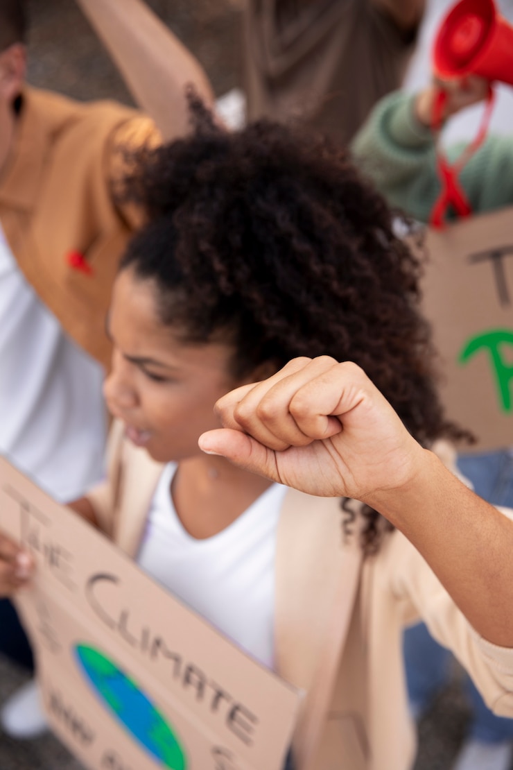 Kostenlose Foto schließen sie leute, die zusammen protestieren