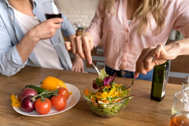 Schließen Sie Leute mit Essen und Wein