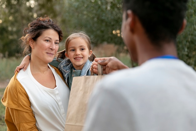 Schließen Sie Menschen mit Lebensmittelspenden