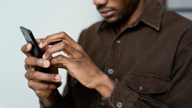 Schließen Sie nahen blinden Mann mit Smartphone