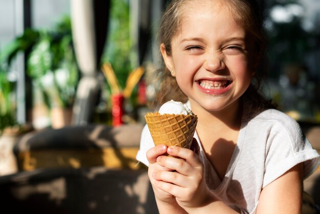 Schließen Sie nahes glückliches Mädchen mit Eis