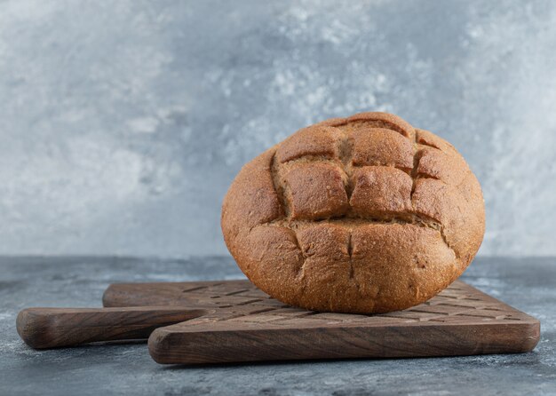 Schließen Sie nahes hausgemachtes Roggenbrot. Hochwertiges Foto