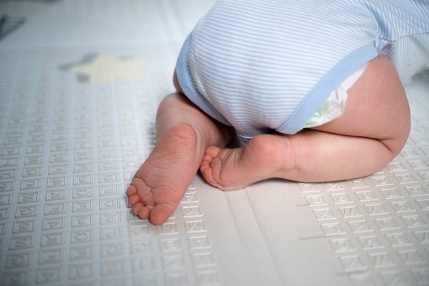 Kostenloses Foto schließen sie oben auf babyfüßen, die kriechen