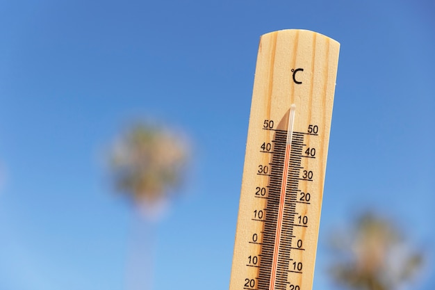 Schließen Sie oben auf dem Thermometer, das hohe Temperatur anzeigt