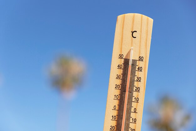 Schließen Sie oben auf dem Thermometer, das hohe Temperatur anzeigt