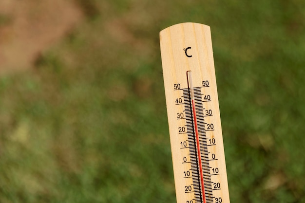 Schließen Sie oben auf dem Thermometer, das hohe Temperatur anzeigt