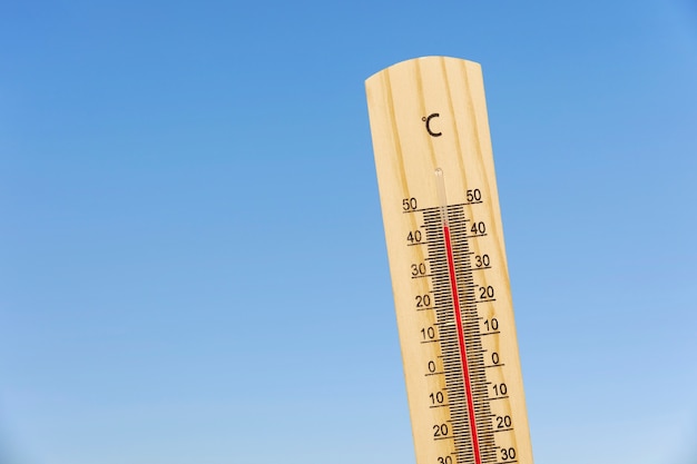 Schließen Sie oben auf dem Thermometer, das hohe Temperatur anzeigt