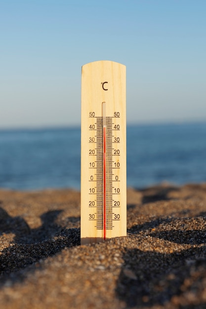 Schließen Sie oben auf dem Thermometer, das hohe Temperatur anzeigt